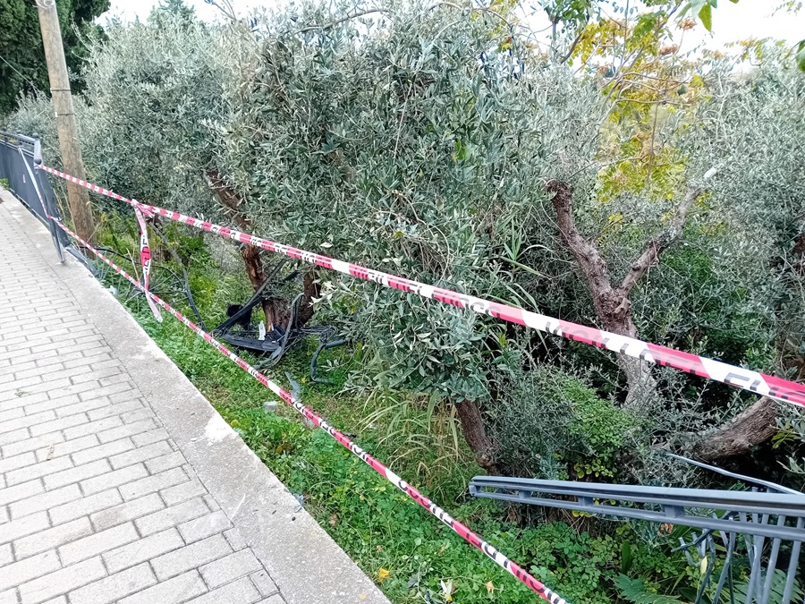 Recanati. Auto sfonda la ringhiera e finisce nel dirupo vicino al parcheggio di Sant’Agostino
