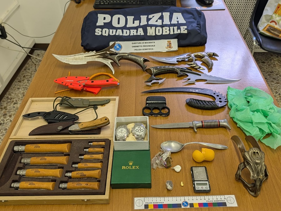 Denunciati per spaccio grazie alla segnalazione sull’app Youpol: rinvenuti anche pugnali e storditore elettrico