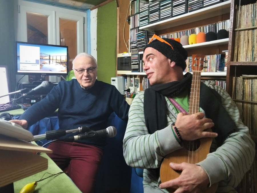 Mattia De Minicis porta note e dialogo nella casa di riposo IRCER di Recanati