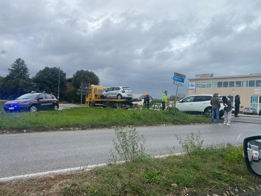 Incidente lungo la Regina, coinvolti due auto e un mezzo pubblico: un ferito lieve
