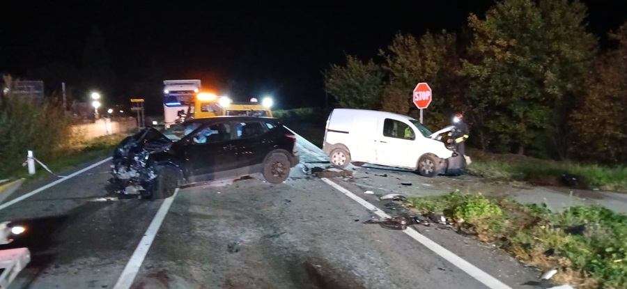 Schianto tra due auto e un furgone sulla Regina: un ferito in codice rosso, traffico paralizzato