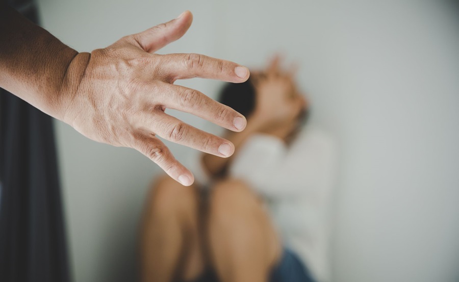 Recanati, maltrattava la compagna e le rubò i soldi per comprarsi la PlayStation