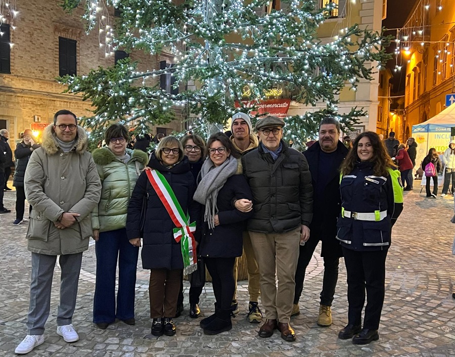 Una Magia di Luci e Comunità: Montefano ha Acceso il Suo Natale all’Insegna del Volontariato.