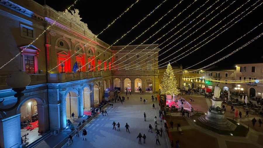 Albero acceso, parte il Natale a Recanati