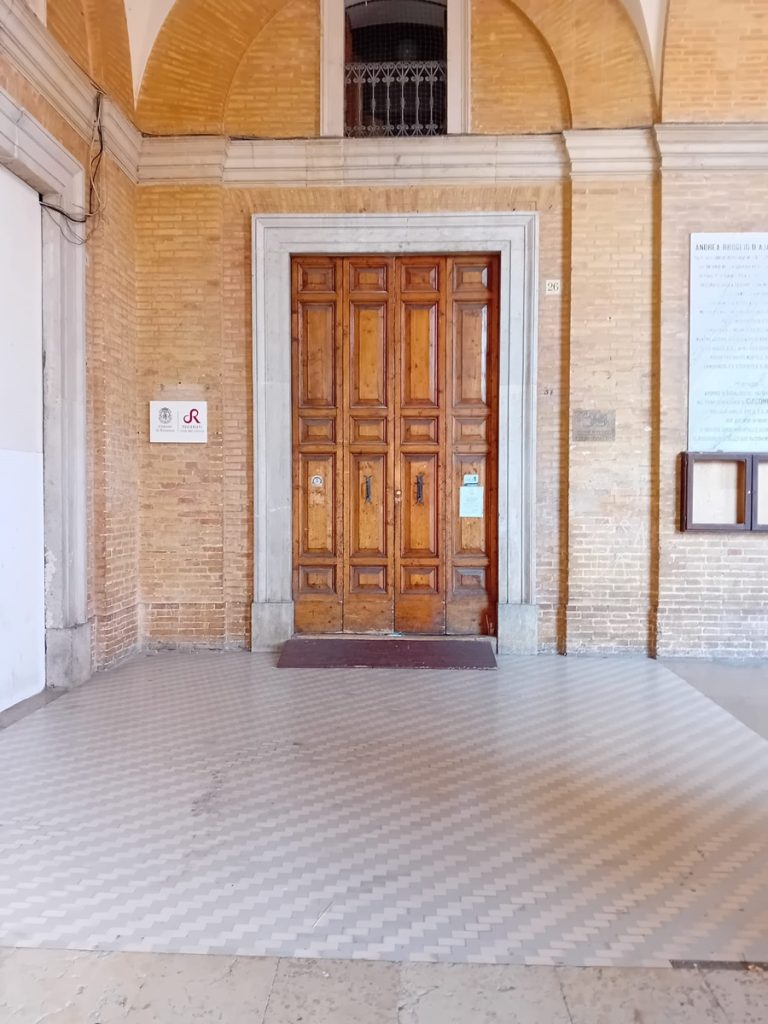 Ascensore chiuso, disabili in attesa: il mistero della domenica mattina