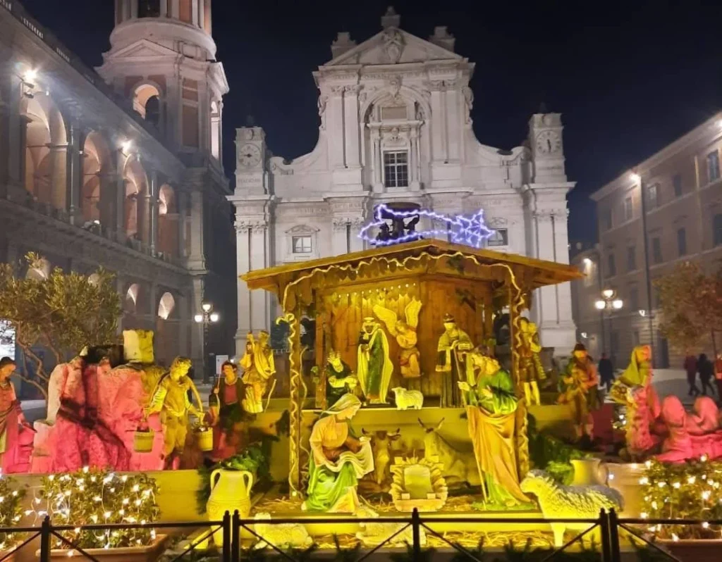 Vandali e polemiche: niente presepe in piazza a Loreto. Il Comune assicura: «Lo allestiremo noi»