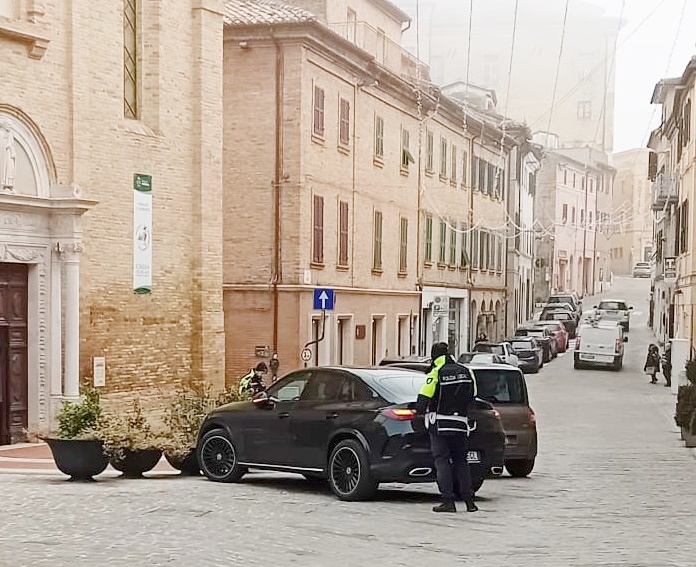 Piazza Leopardi: pioggia di multe e centro sempre più vuoto. “Così ci cacciate via”