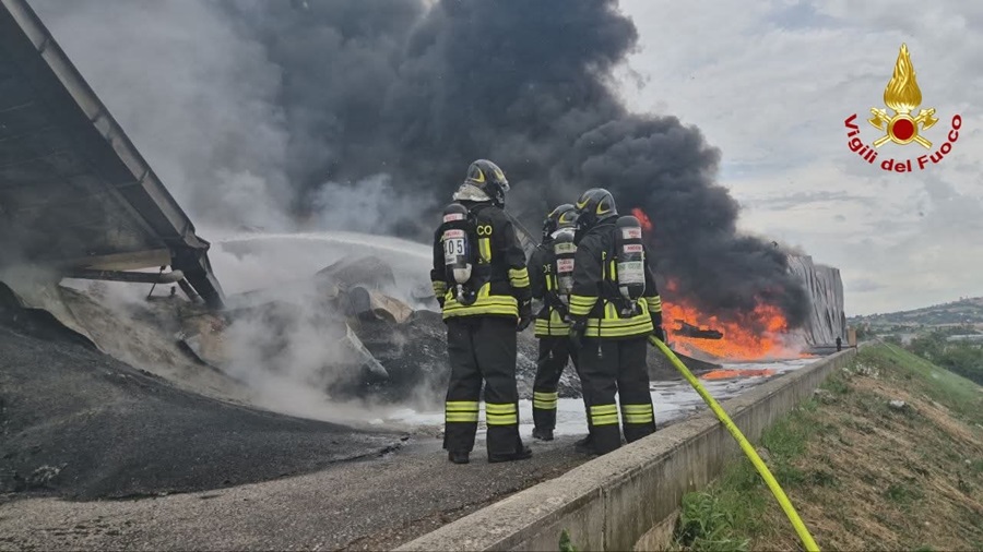 Grosso incendio alla Giba Stampi di Camerano: in azione decine di vigili del fuoco, attivato il Coc