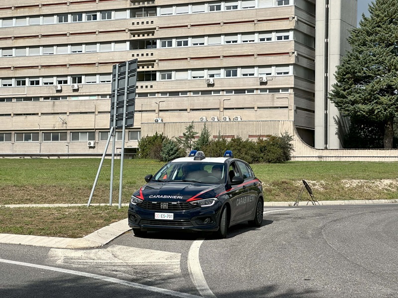 San Severino Marche: aggredisce medico al pronto soccorso e si dà alla fuga. Intercettato dai Carabinieri, rifiuta i controlli.