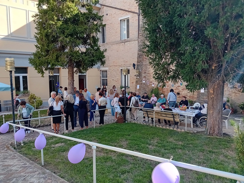 Anziani nel giardino della casa di riposo Ircer per la Giornata mondiale dell’Alzheimer