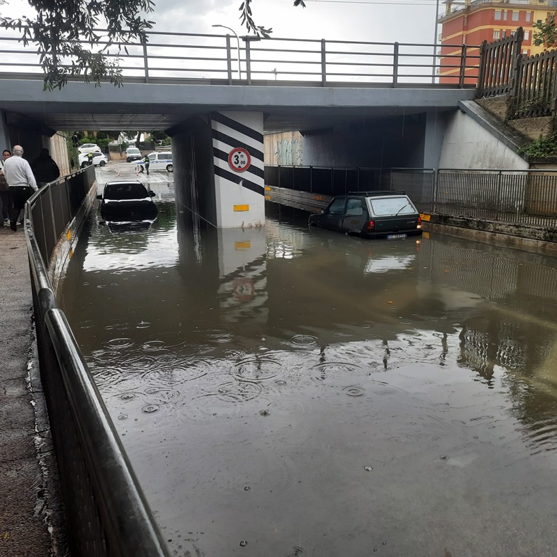 Due auto bloccate nell’acqua nel sottopasso nord di Porto Recanati